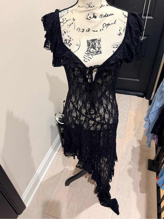 Kimchi Blue Dresses & Skirts - Kimchi Blue - Black Lace Dress with Tie-Front Detail Asymmetrical size M